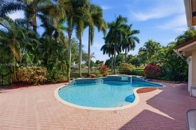 2442 Poinciana Ct, Weston, FL 33327