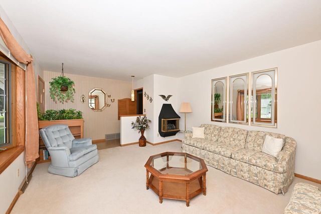 26624 Waubeesee Lake DRIVE, Waterford, WI 53185