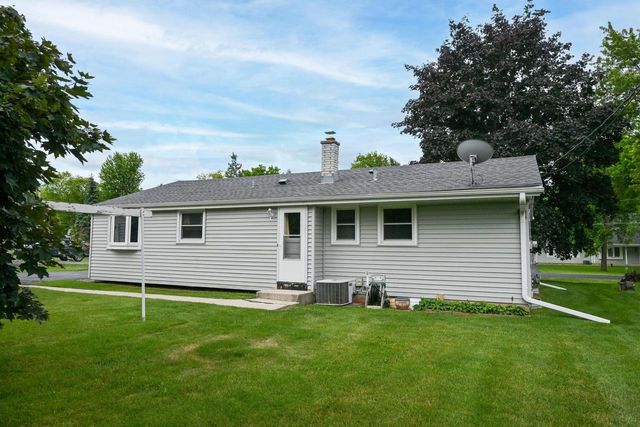 26624 Waubeesee Lake DRIVE, Waterford, WI 53185
