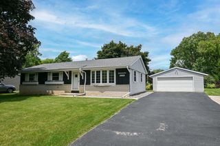 26624 Waubeesee Lake DRIVE, Waterford, WI 53185