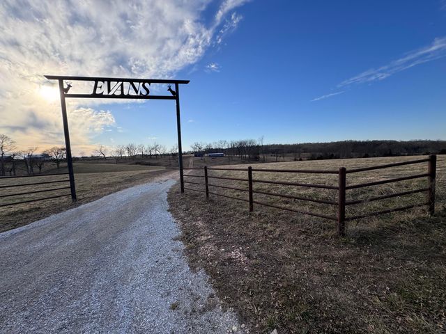 1461 Quail Spur, Crane, MO 65633