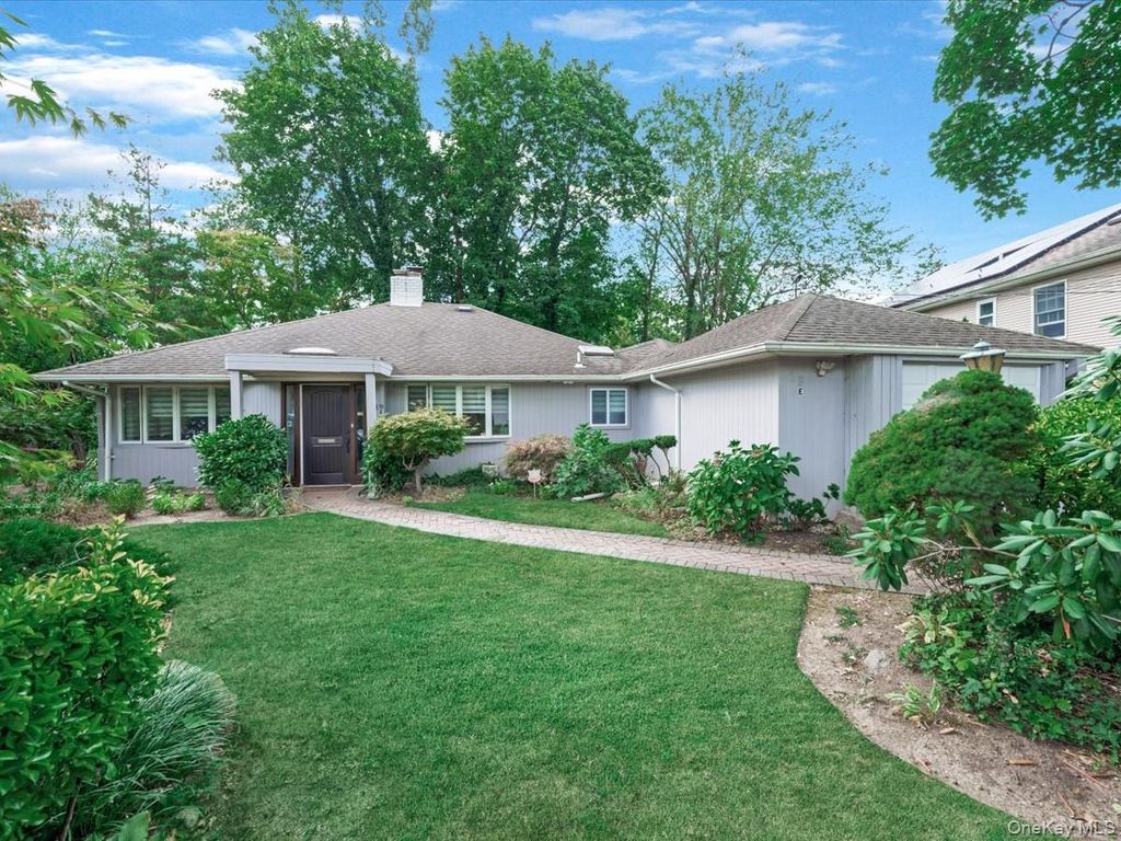 19 Ridge Drive E, Roslyn, NY 11576