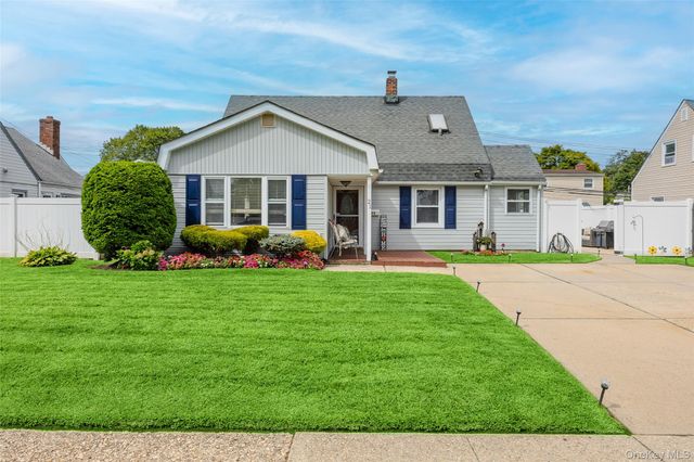 21 Peacock Lane, Levittown, NY 11756