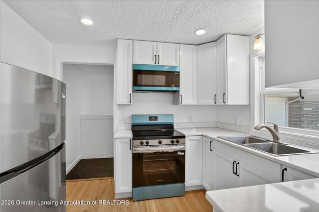1000 Samantha Avenue, Lansing, MI 48910