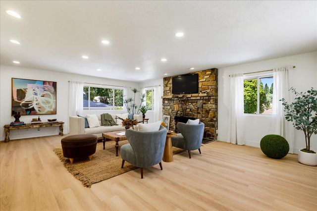 14001 Wheeler Acres Rd, Grass Valley, CA 95949