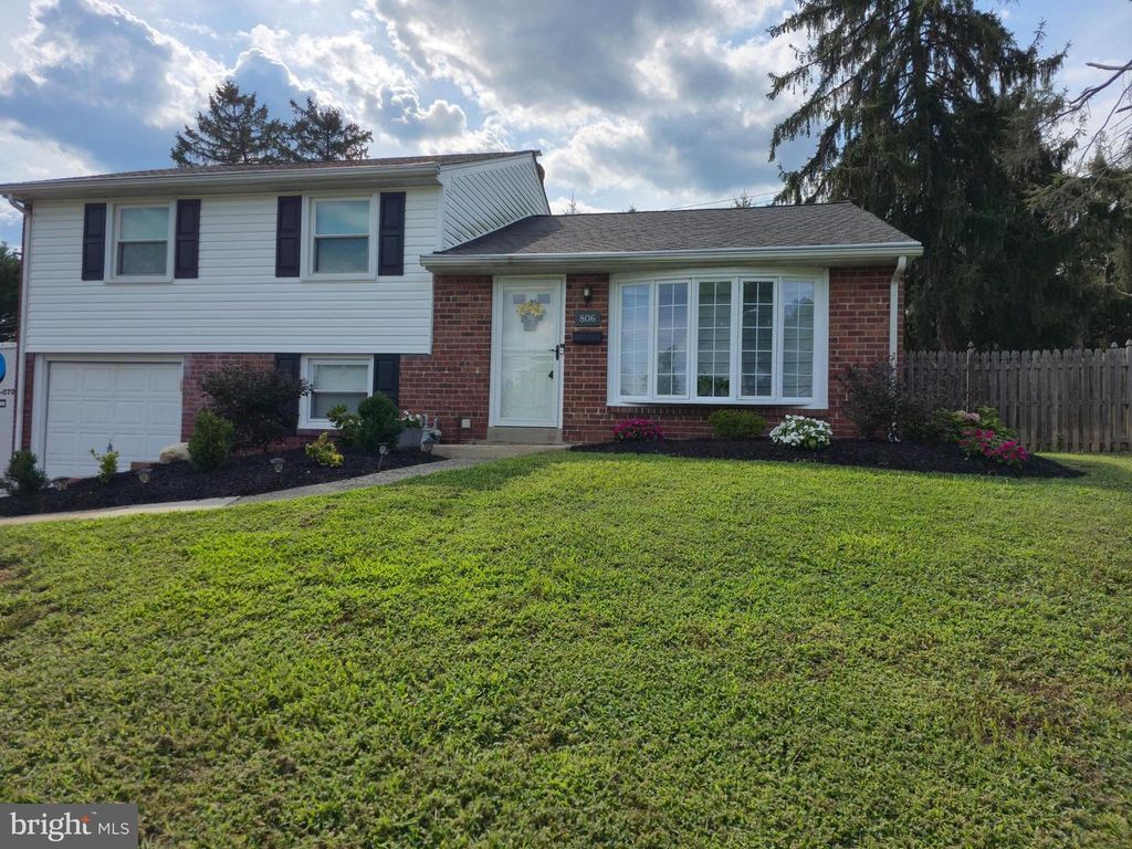 806 RHOADS DR, Springfield, PA 19064