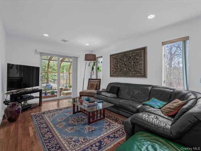 21 Linden Avenue, Kings Park, NY 11754