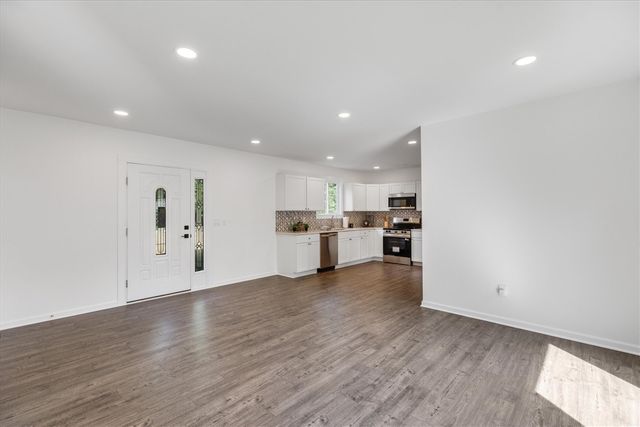 9755 Portage Trail, White Lake, MI 48386