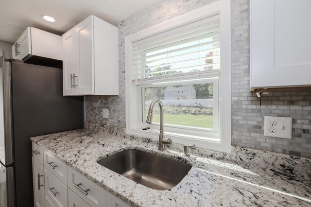 11 Ash Street, Londonderry, NH 03053