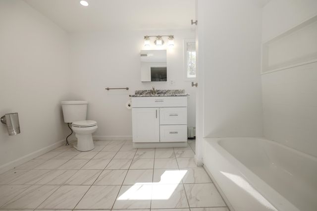 11 Ash Street, Londonderry, NH 03053