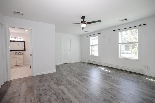 11 Ash Street, Londonderry, NH 03053
