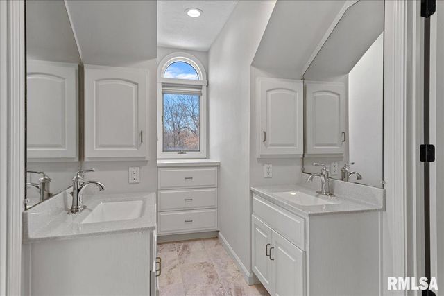 804 FAIRFAX Court, Springfield, IL 62702