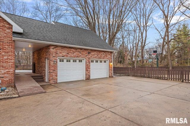 804 FAIRFAX Court, Springfield, IL 62702