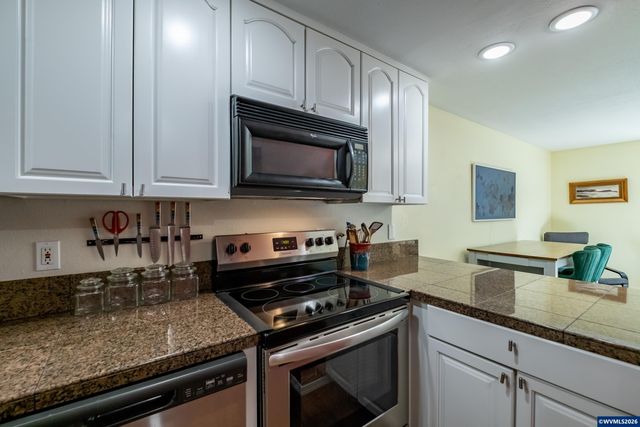 2190 Maplewood Dr S, Salem, OR 97306