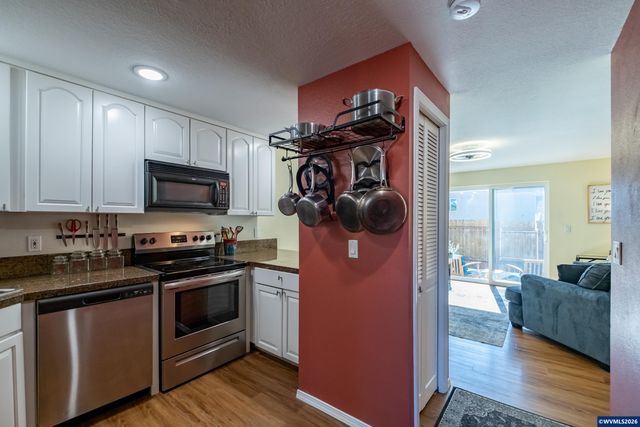 2190 Maplewood Dr S, Salem, OR 97306