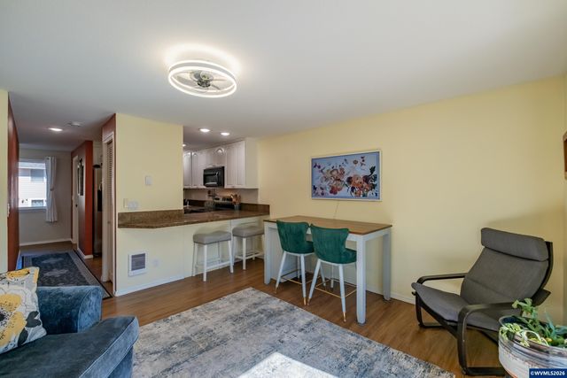2190 Maplewood Dr S, Salem, OR 97306