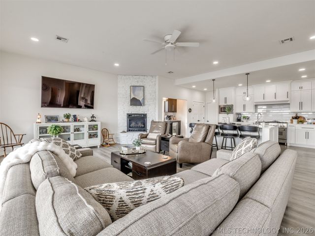 218 Nakomis Circle, Canadian, OK 74425