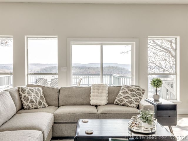 218 Nakomis Circle, Canadian, OK 74425