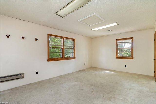 200 Essex DR, Chesapeake, VA 23320