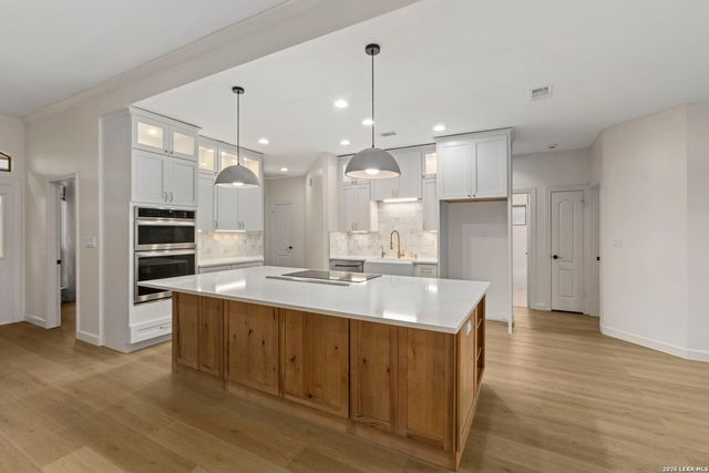 204 TAPATIO DR W, Boerne, TX 78006
