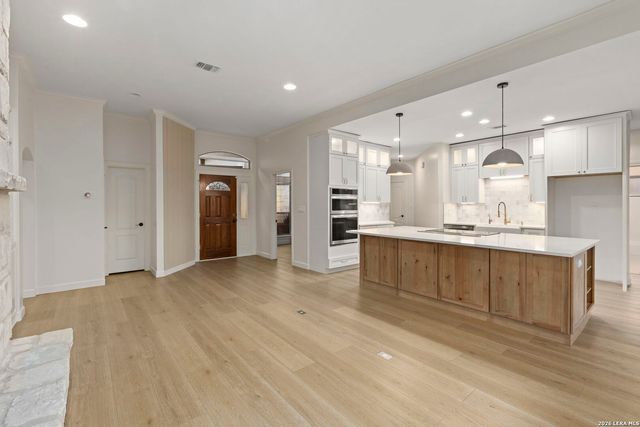 204 TAPATIO DR W, Boerne, TX 78006