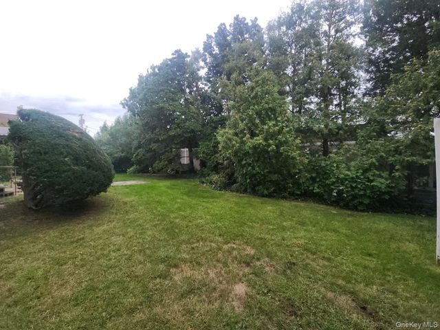 29 Emerson Court, Westbury, NY 11590