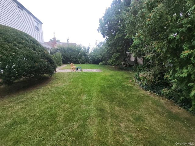 29 Emerson Court, Westbury, NY 11590