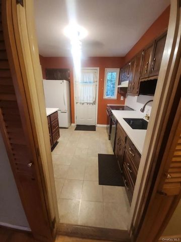 29 Emerson Court, Westbury, NY 11590
