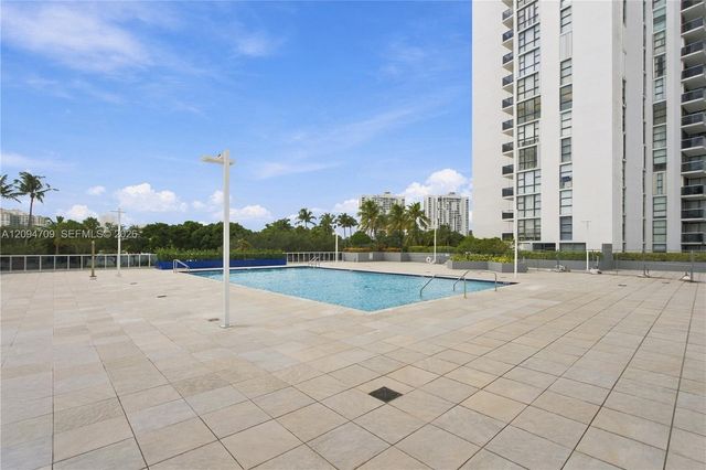 3675 N Country Club Drive 204, Aventura, FL 33180