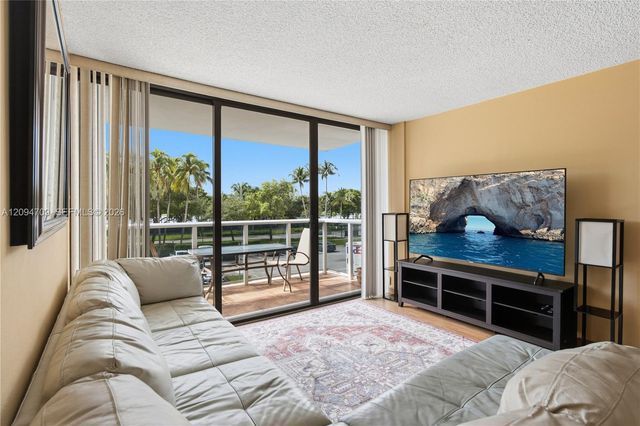 3675 N Country Club Drive 204, Aventura, FL 33180