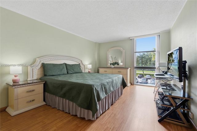 3675 N Country Club Drive 204, Aventura, FL 33180