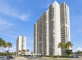 3675 N Country Club Drive 204, Aventura, FL 33180