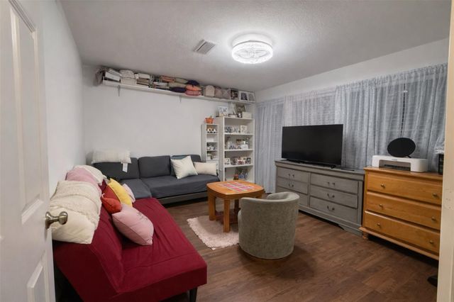 1350 Twin Falls Road, Houston, TX 77088