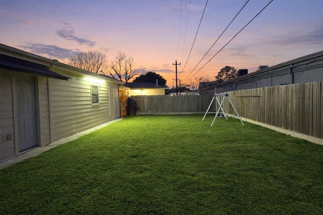 1350 Twin Falls Road, Houston, TX 77088