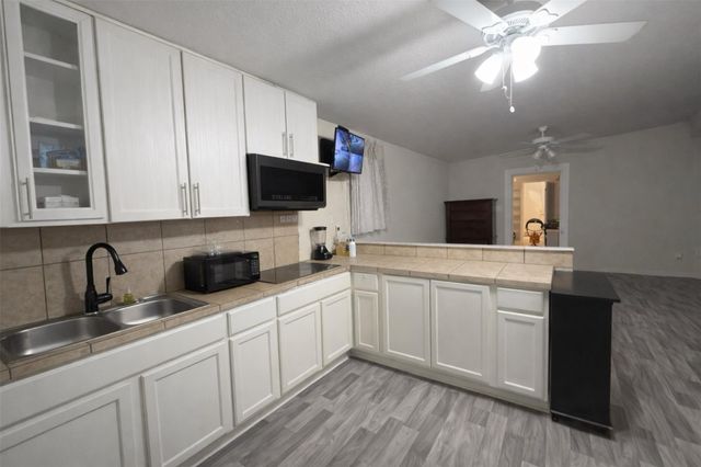 1350 Twin Falls Road, Houston, TX 77088