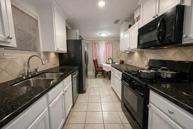 1350 Twin Falls Road, Houston, TX 77088