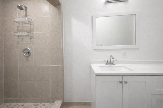 1350 Twin Falls Road, Houston, TX 77088