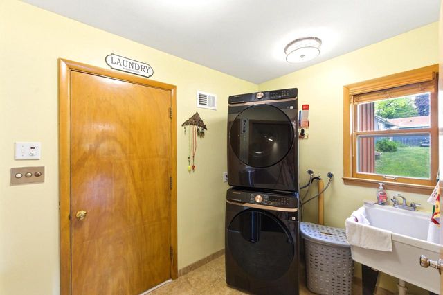 507 W Montclaire AVENUE, Glendale, WI 53217