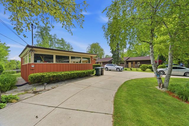 507 W Montclaire AVENUE, Glendale, WI 53217