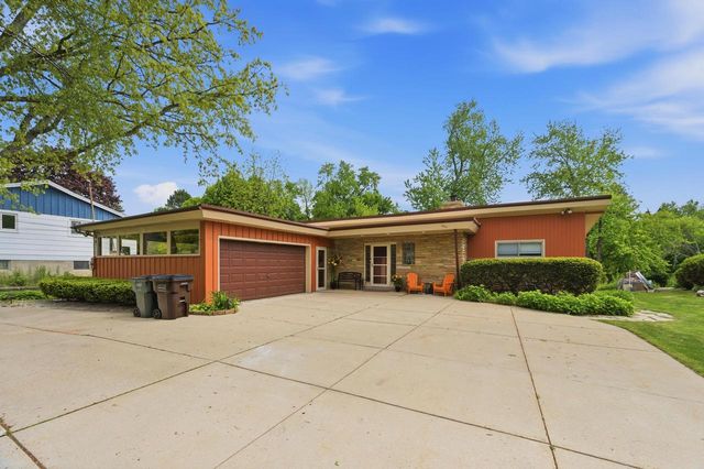507 W Montclaire AVENUE, Glendale, WI 53217