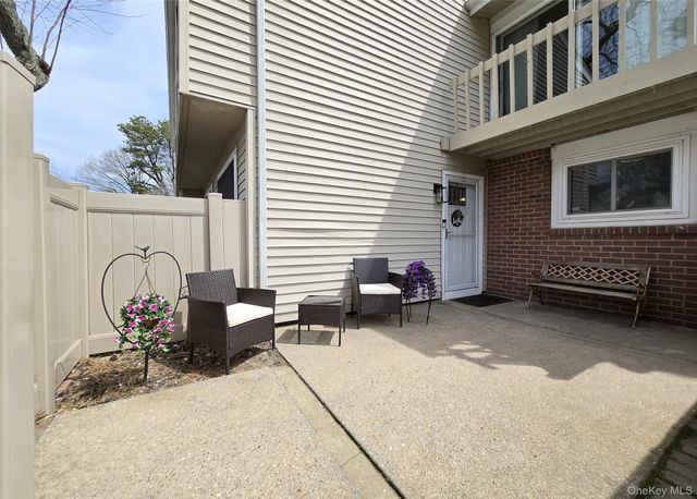 232 Springmeadow Drive M, Holbrook, NY 11741