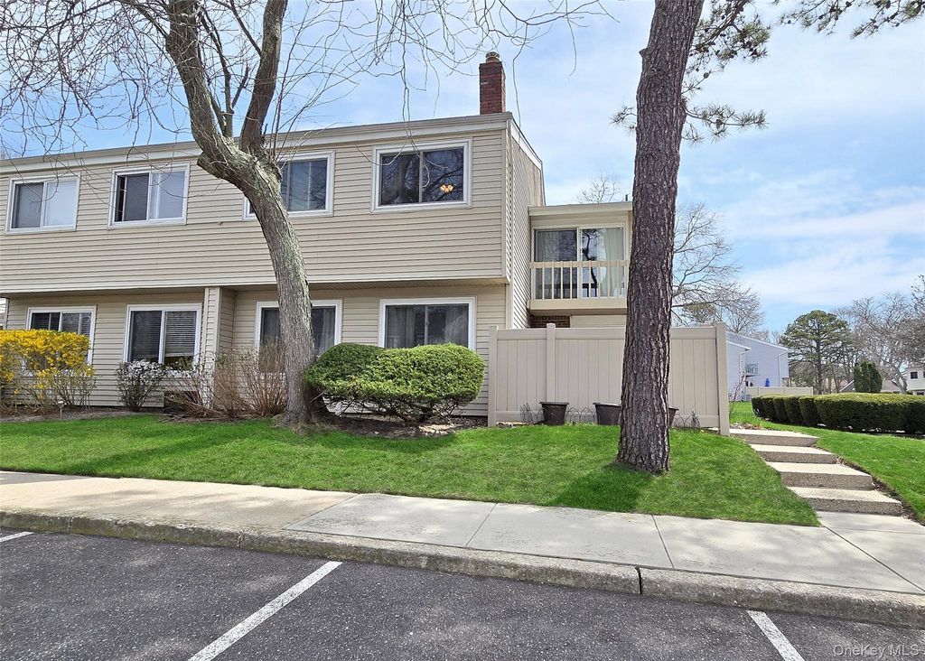 232 Springmeadow Drive M, Holbrook, NY 11741
