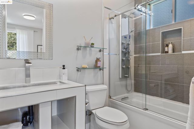 6220 Valley View Rd, Oakland, CA 94611