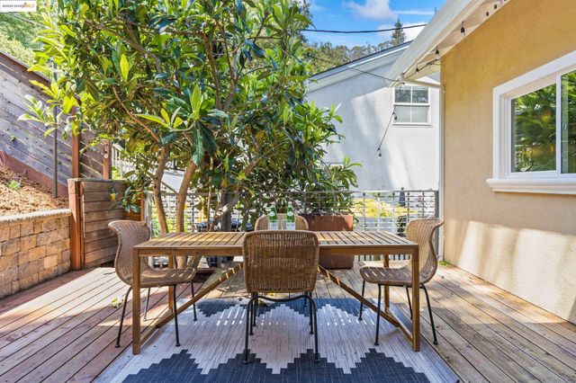6220 Valley View Rd, Oakland, CA 94611