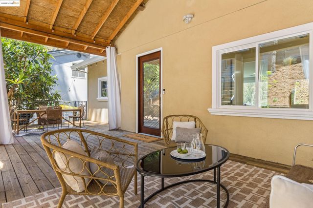 6220 Valley View Rd, Oakland, CA 94611