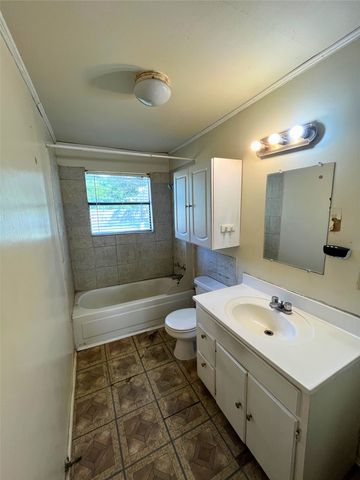 916 Poindexter Avenue, Cleburne, TX 76033