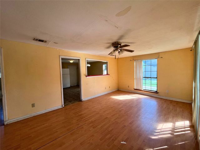 916 Poindexter Avenue, Cleburne, TX 76033