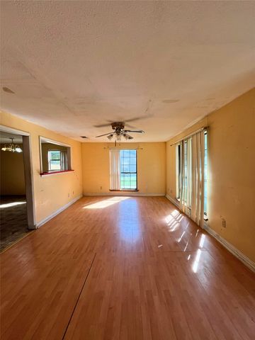 916 Poindexter Avenue, Cleburne, TX 76033