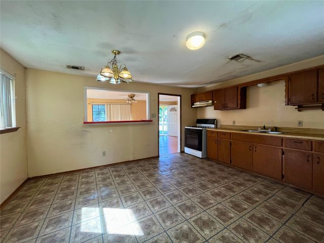 916 Poindexter Avenue, Cleburne, TX 76033