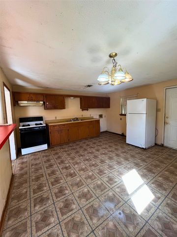 916 Poindexter Avenue, Cleburne, TX 76033
